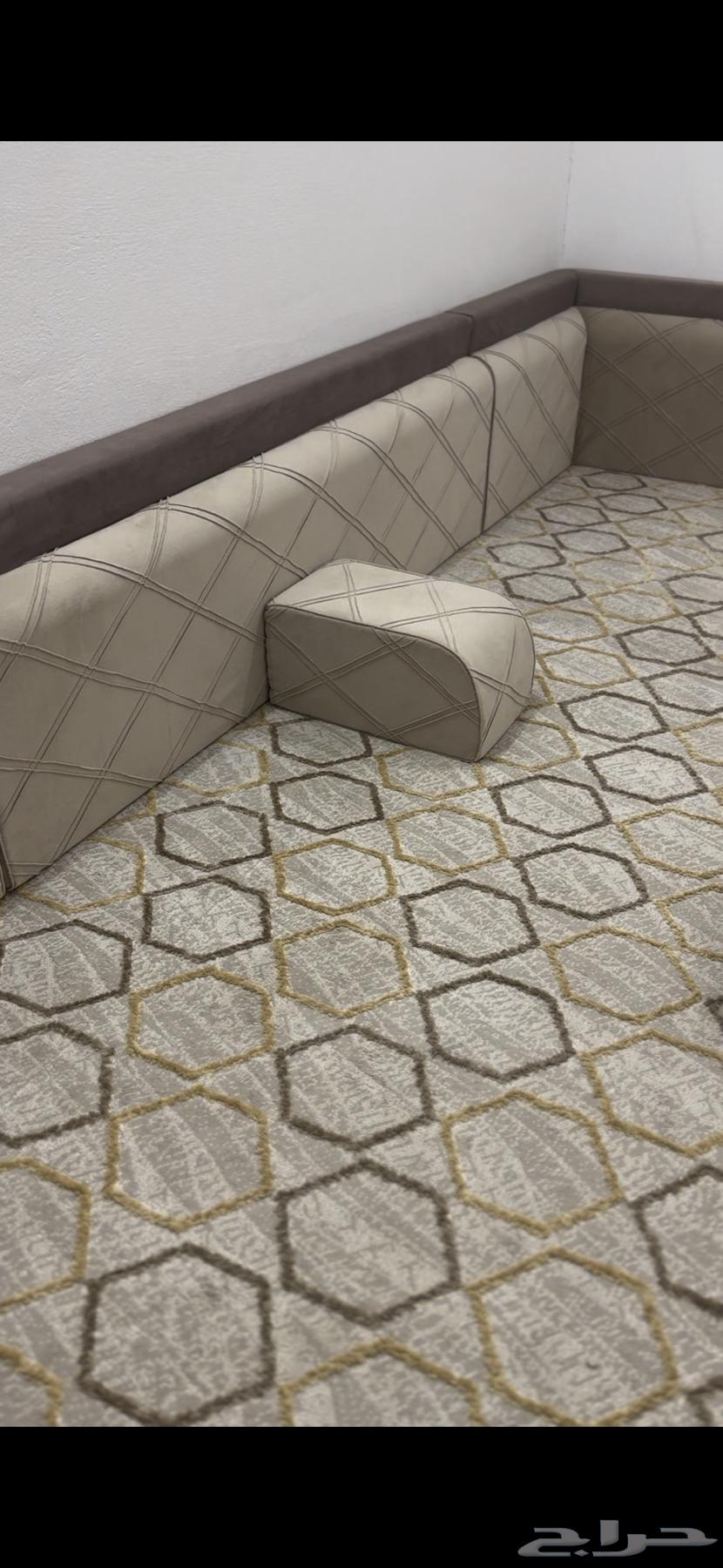 Cushions and table64467341104898113