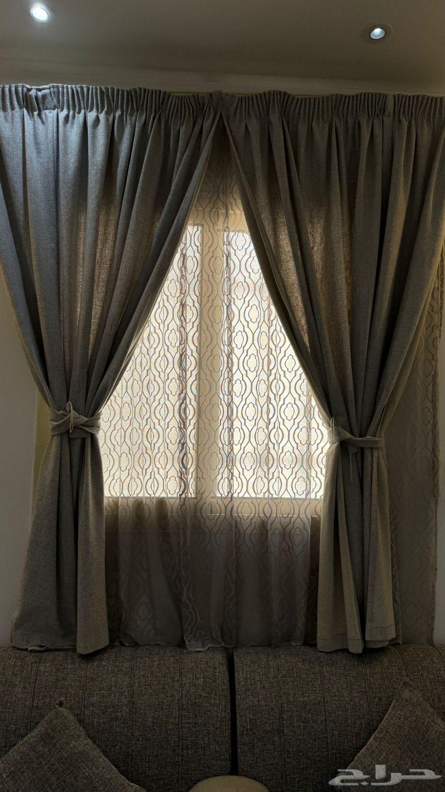 Clean and almost new floor seating64467536139523112