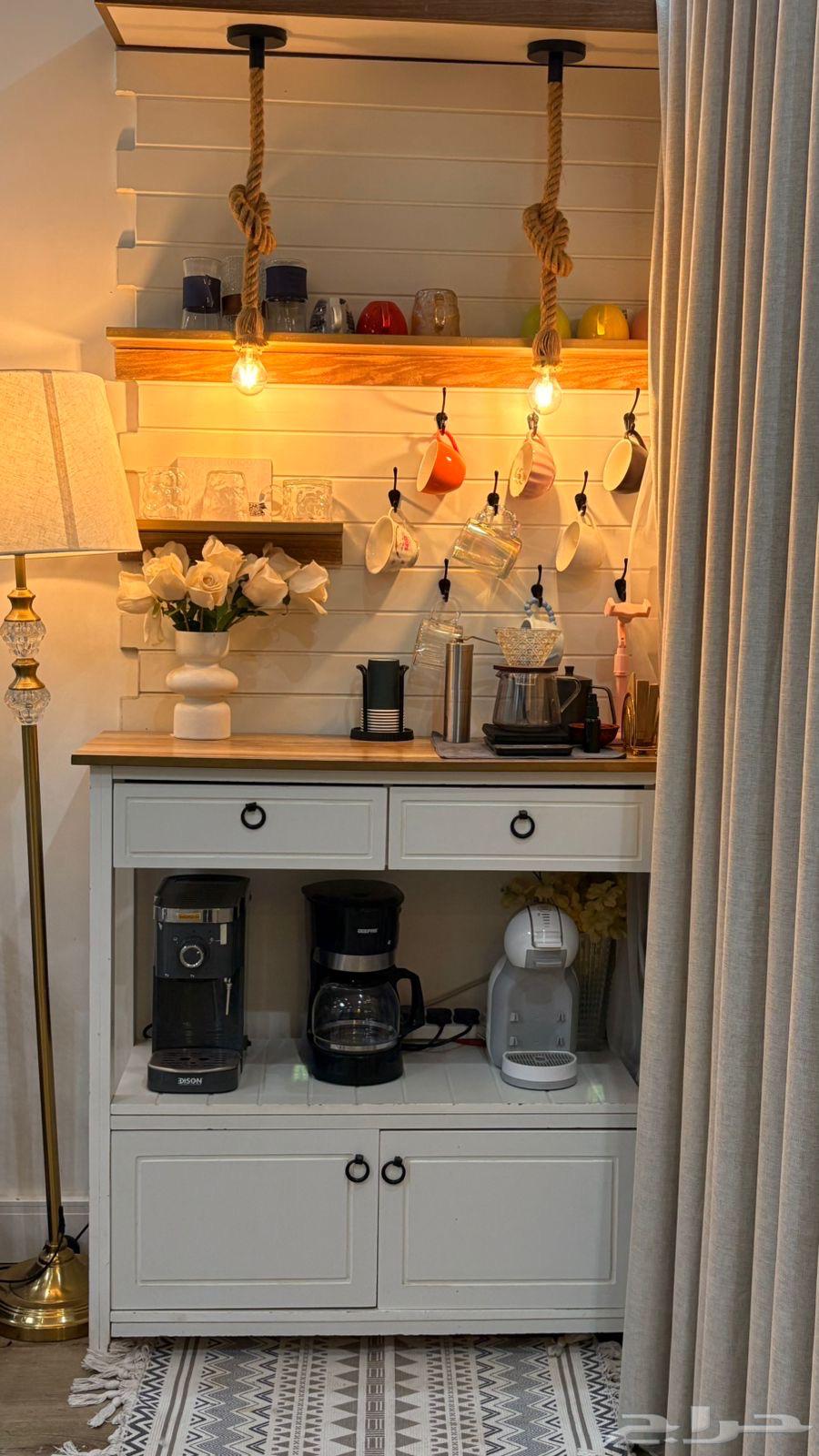 Coffee corner with table64470828374658112