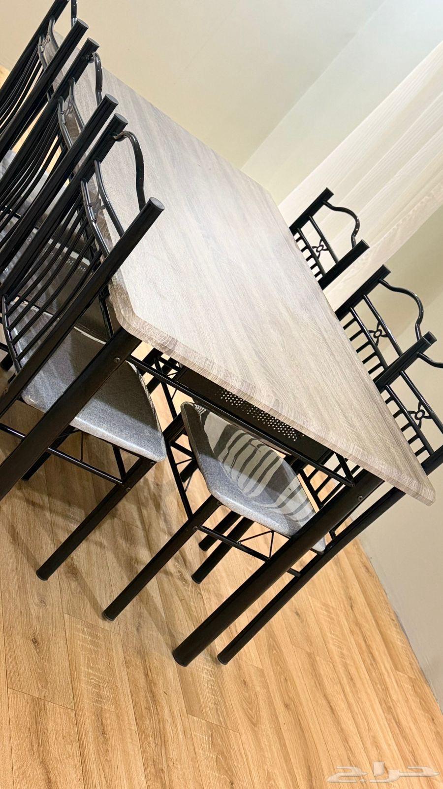 طاولة طعام للبيع. ع السوم64464973227393110