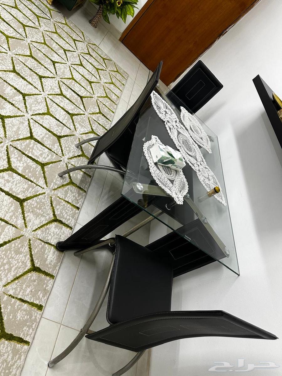 Table with four chairs64465325223298110