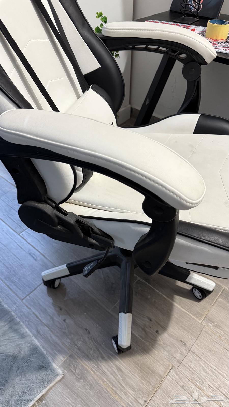 طاولة وكرسي قيمنق مريحة وجديدة64476670946435113