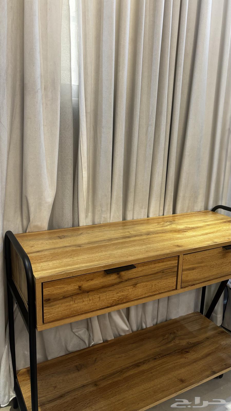 كونسول او كورنر او مكتب نظيف جدا64474734598658114