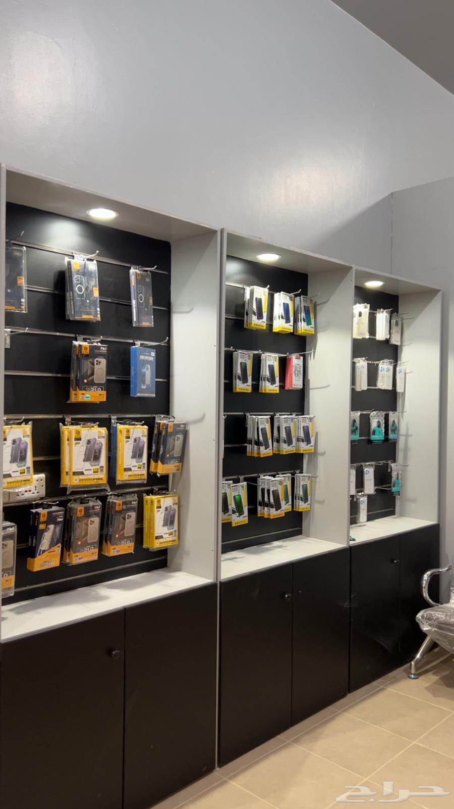 اغراض وطاولات محل جوالات للبيع او التقبيل64476880039169113