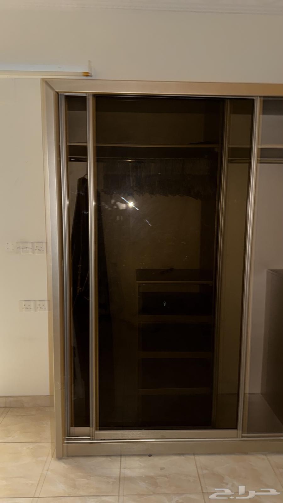 دولاب لون مميز بحالة جيده جدا64475321613569111