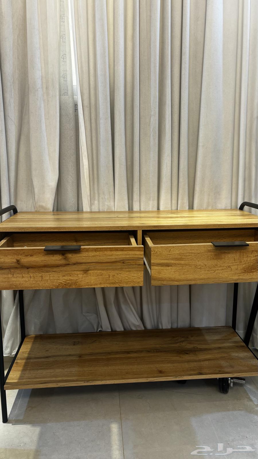 كونسول او كورنر او مكتب نظيف جدا64474734598658111