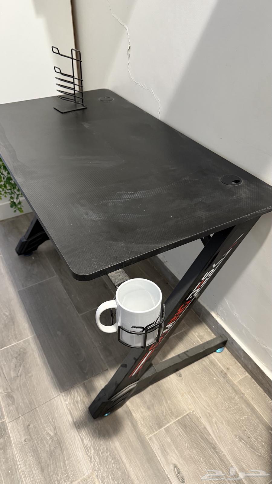 طاولة وكرسي قيمنق مريحة وجديدة64476670946435110