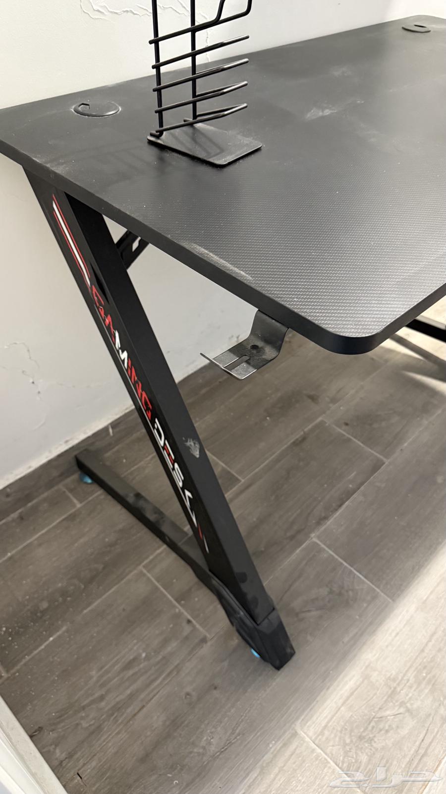 طاولة وكرسي قيمنق مريحة وجديدة64476670946435111