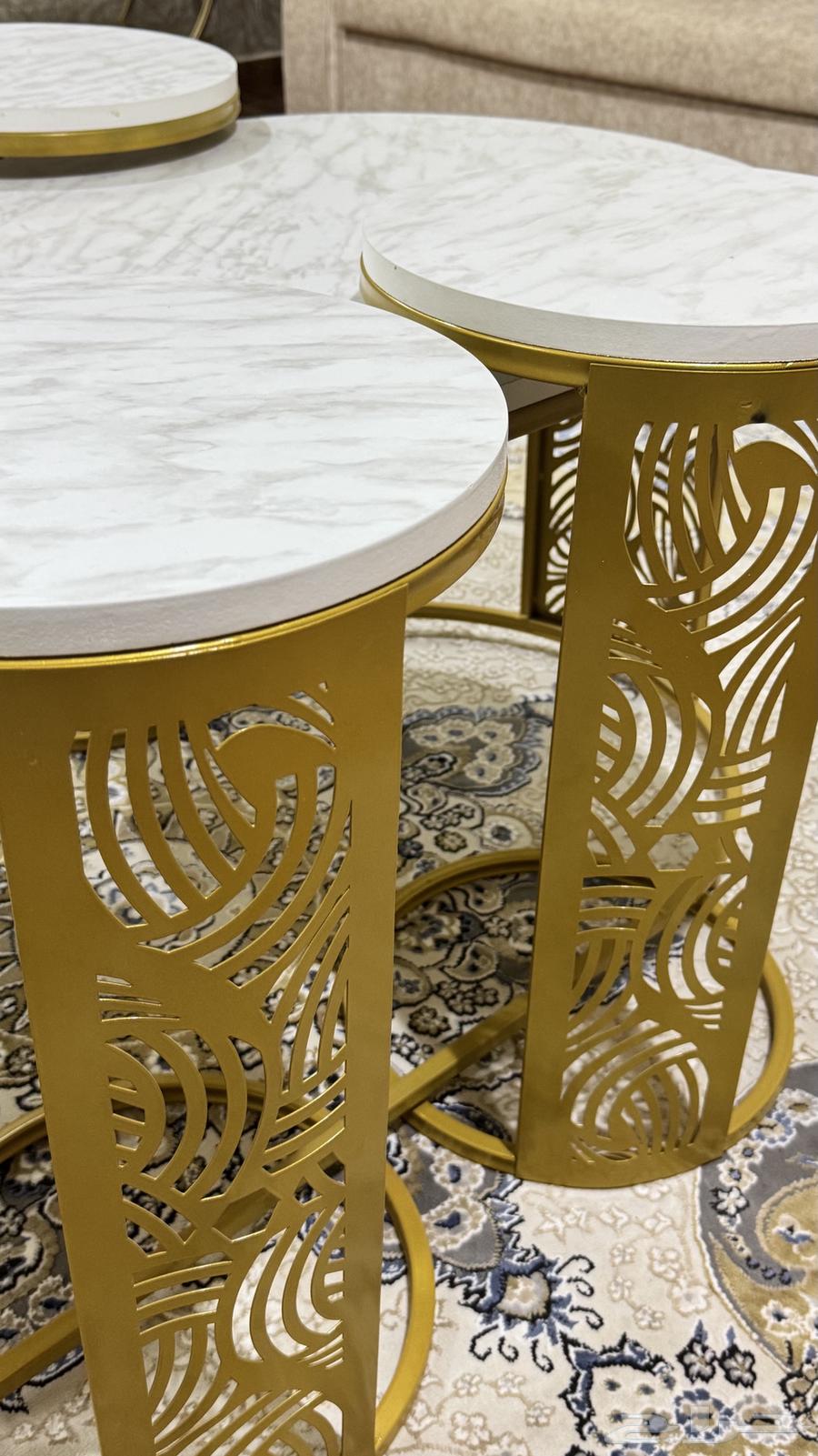 Table with service tables64478266085634111