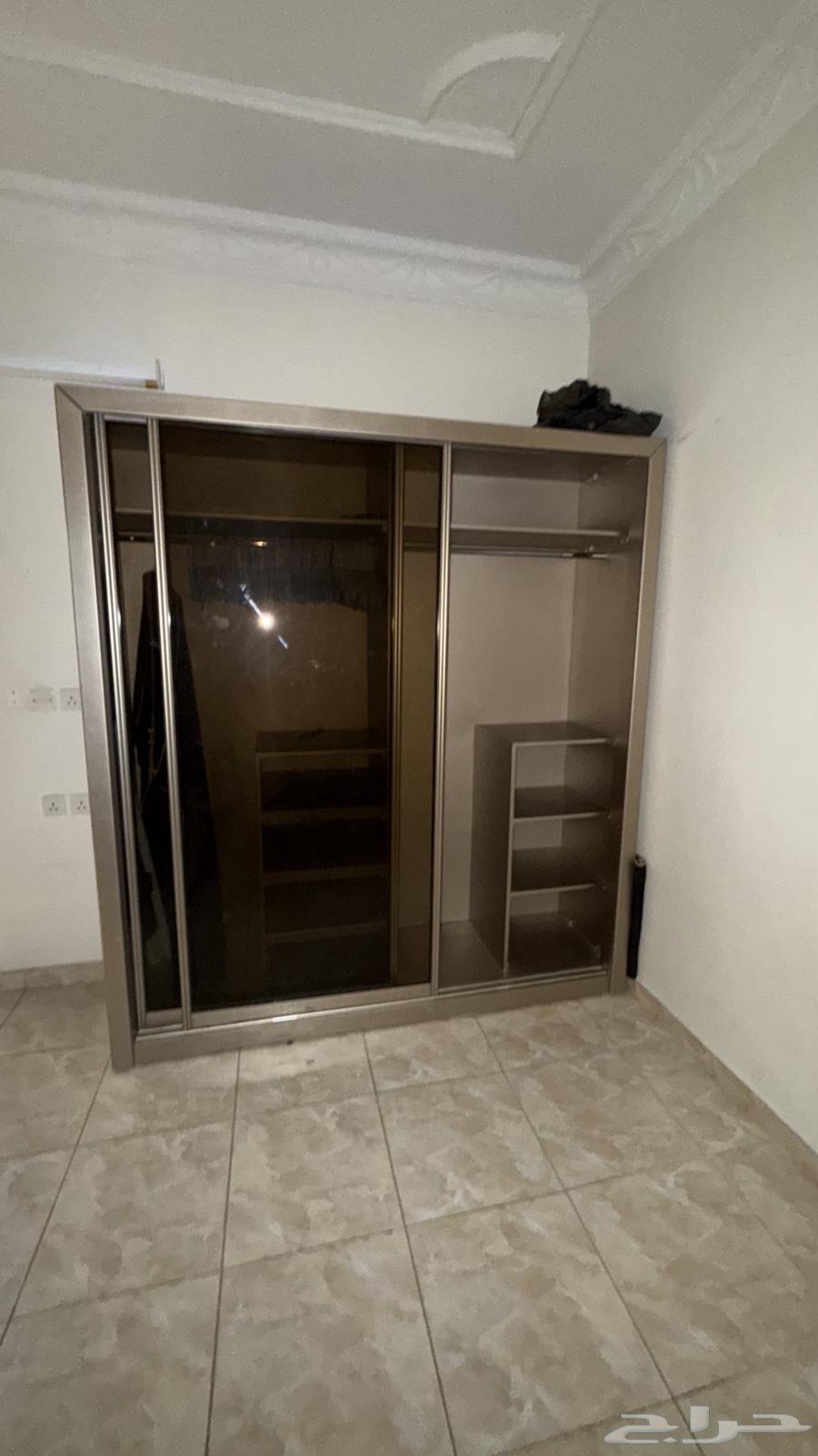 دولاب لون مميز بحالة جيده جدا64475321613569110