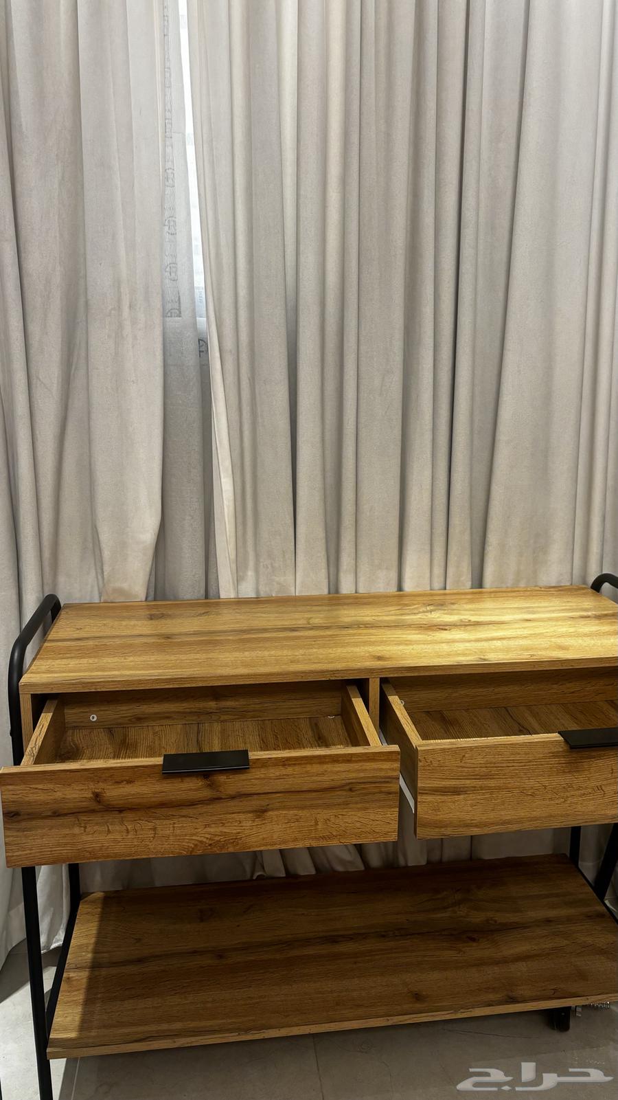 كونسول او كورنر او مكتب نظيف جدا64474734598658113