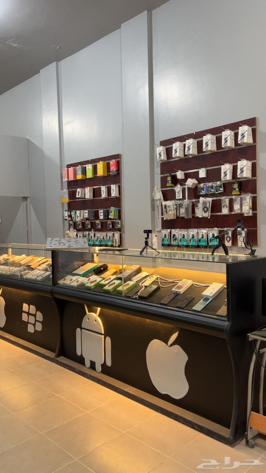 اغراض وطاولات محل جوالات للبيع او التقبيل64476880039169112