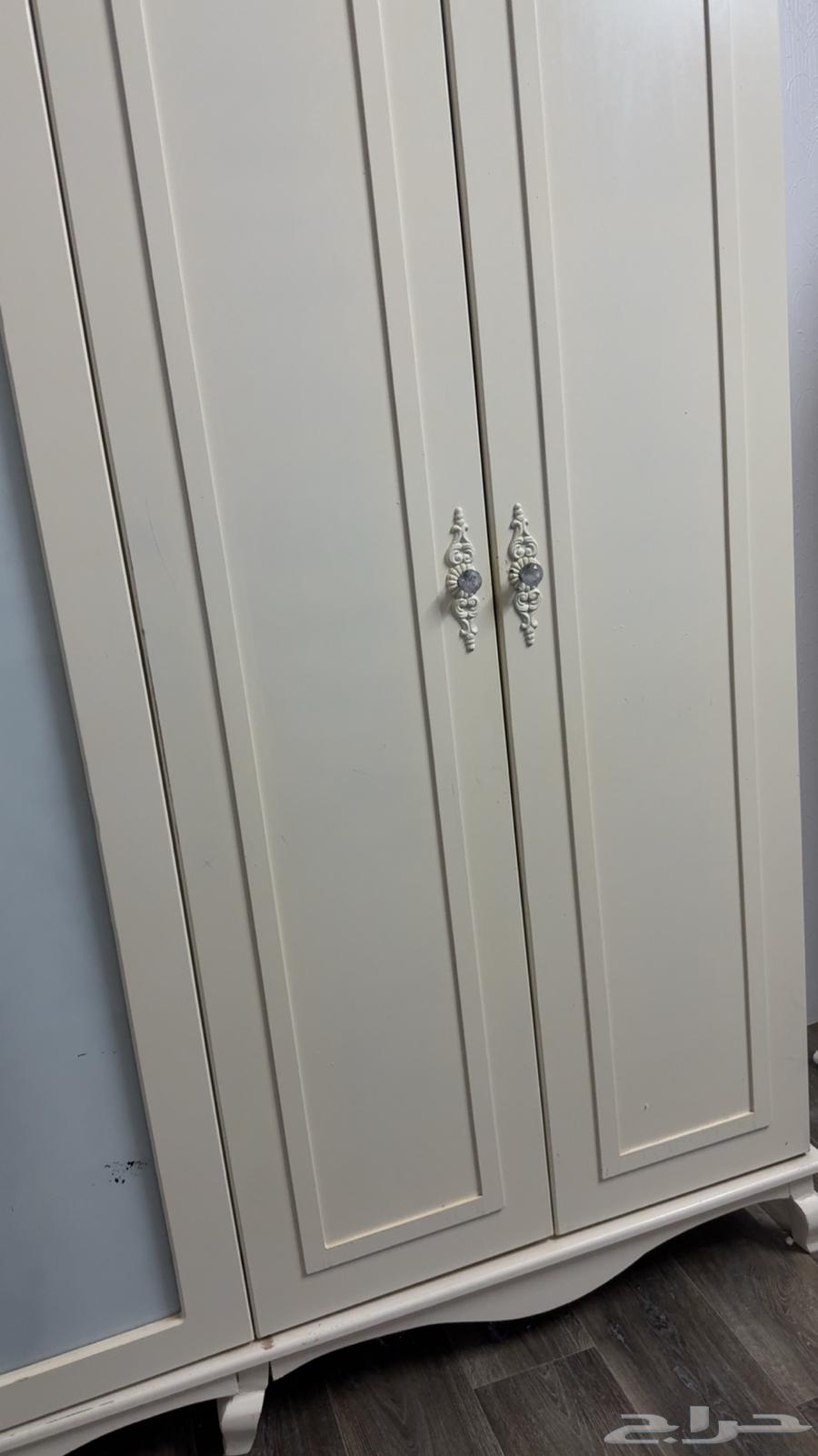 I have a new 6-door cabinet, lightly used, almost new, I want 600 for it64478114868611110