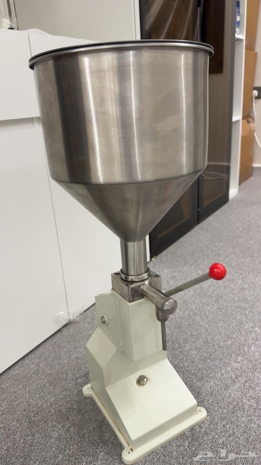 للبيع ماكينة تعبئة عطور وكريمات64477171632899111