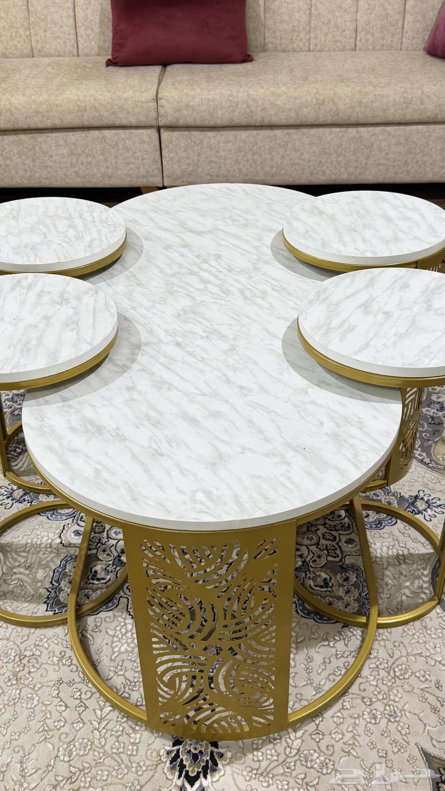 Table with service tables64478266085634114