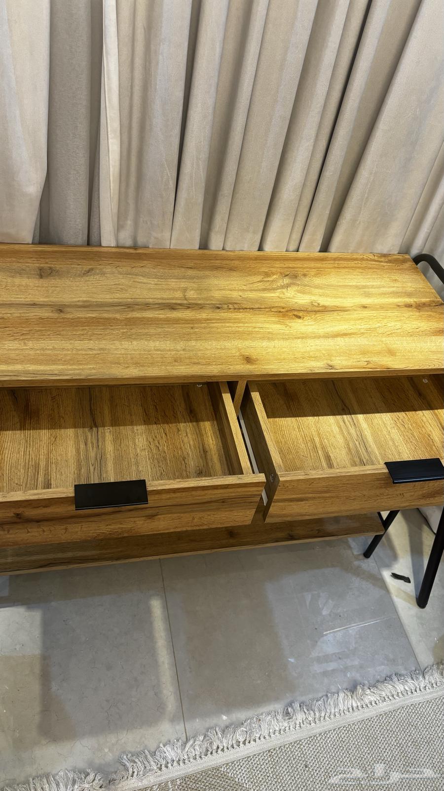 كونسول او كورنر او مكتب نظيف جدا64474734598658112