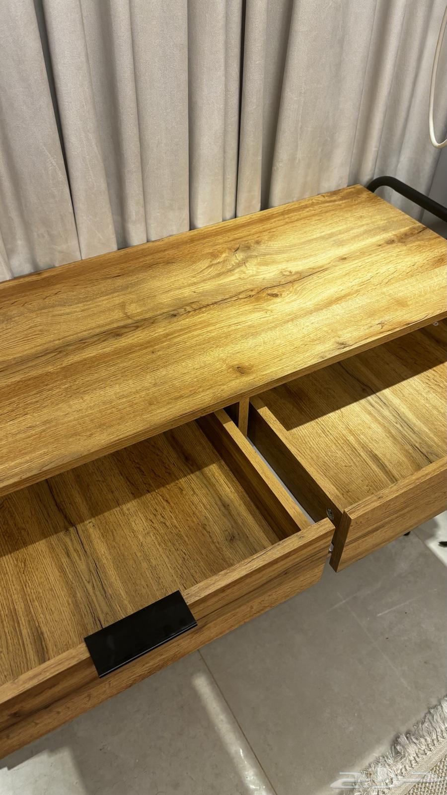 كونسول او كورنر او مكتب نظيف جدا64474734598658110