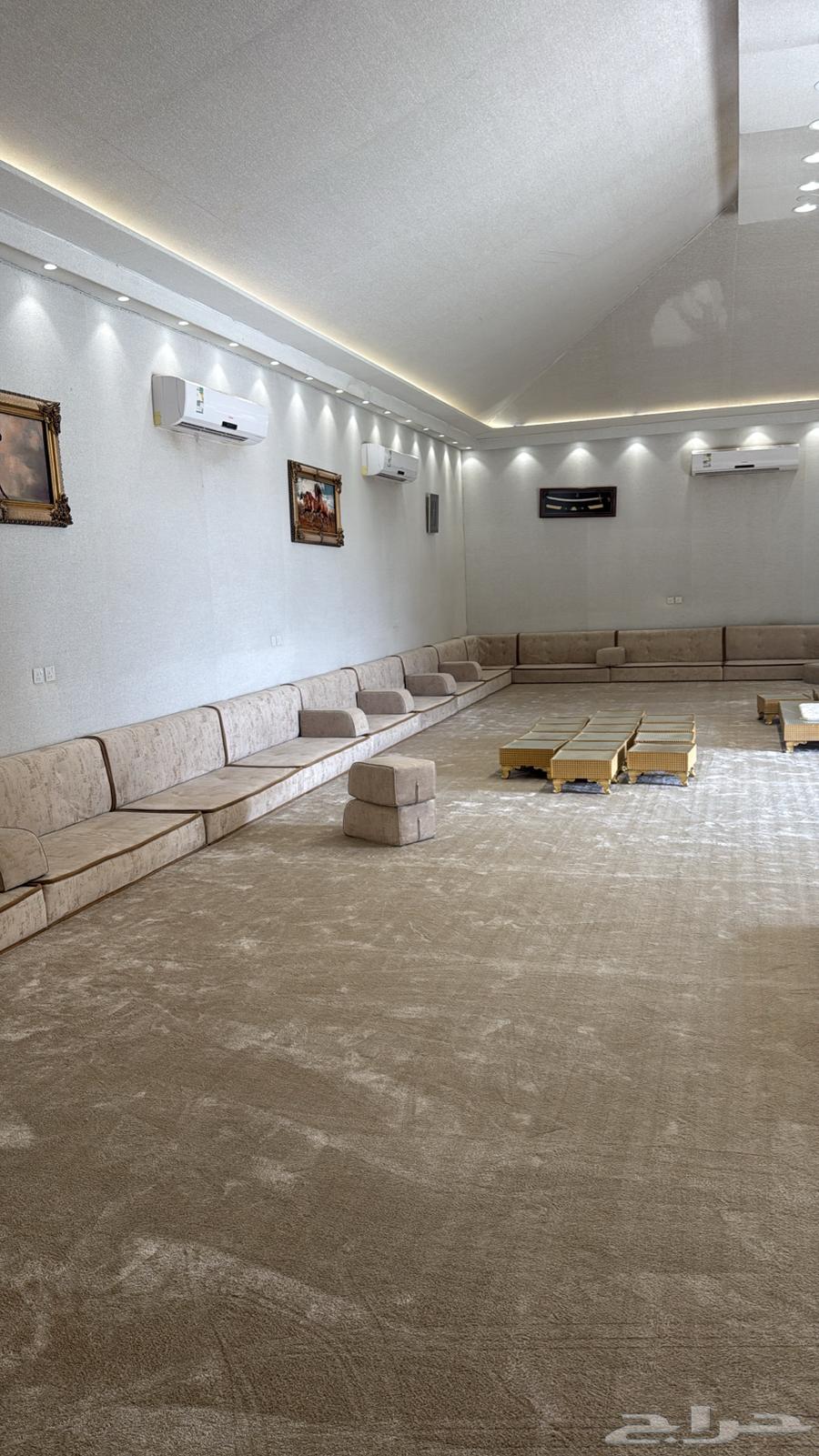 يتوجد مجلس نضيف مقاس 45متر بدون فرشه64473429837826110