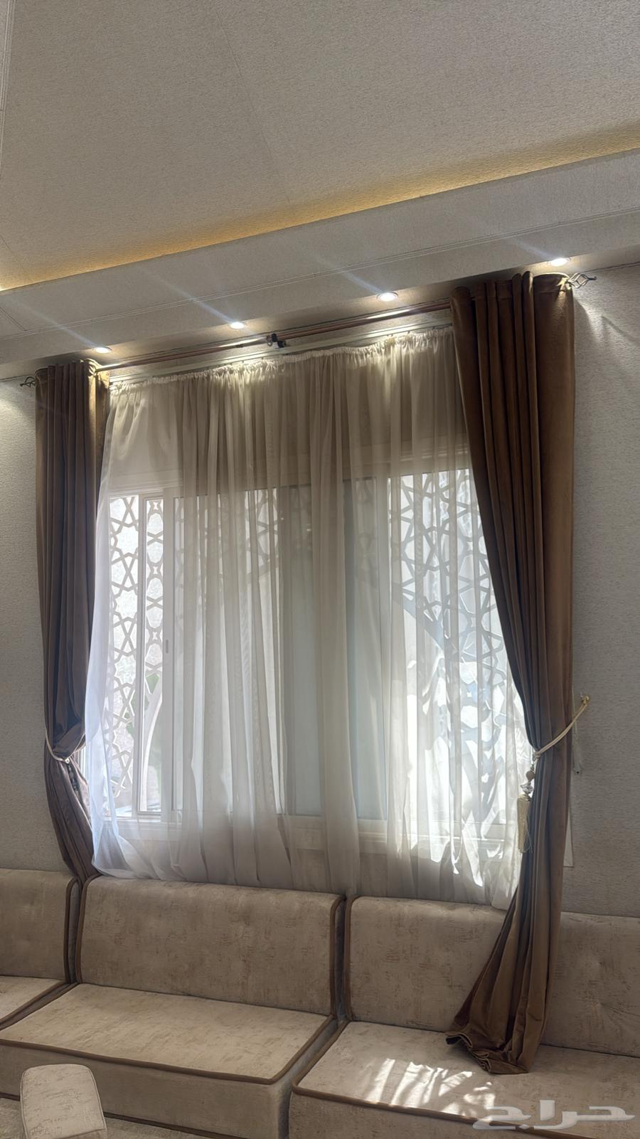 يتوجد مجلس نضيف مقاس 45متر بدون فرشه64473429837826111