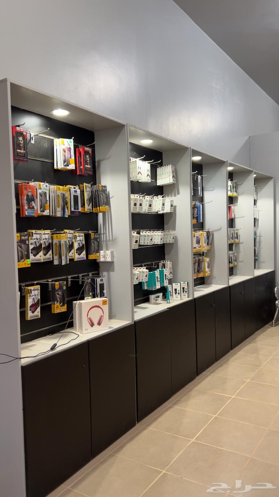 اغراض وطاولات محل جوالات للبيع او التقبيل64476880039169110