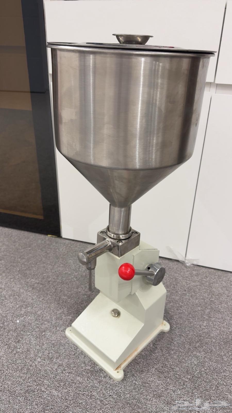 للبيع ماكينة تعبئة عطور وكريمات64477171632899110