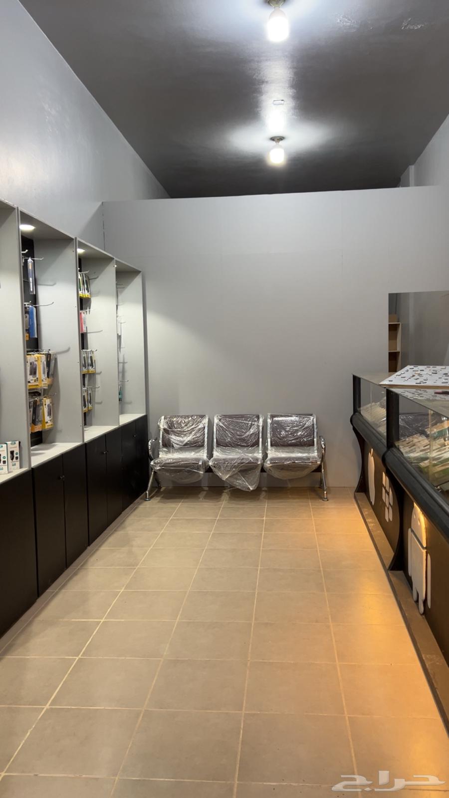 اغراض وطاولات محل جوالات للبيع او التقبيل64476880039169111