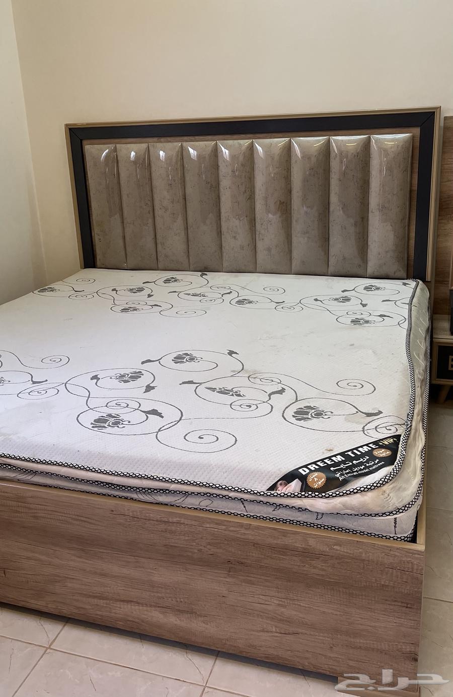 Clean used bed and mattress64475847571457111