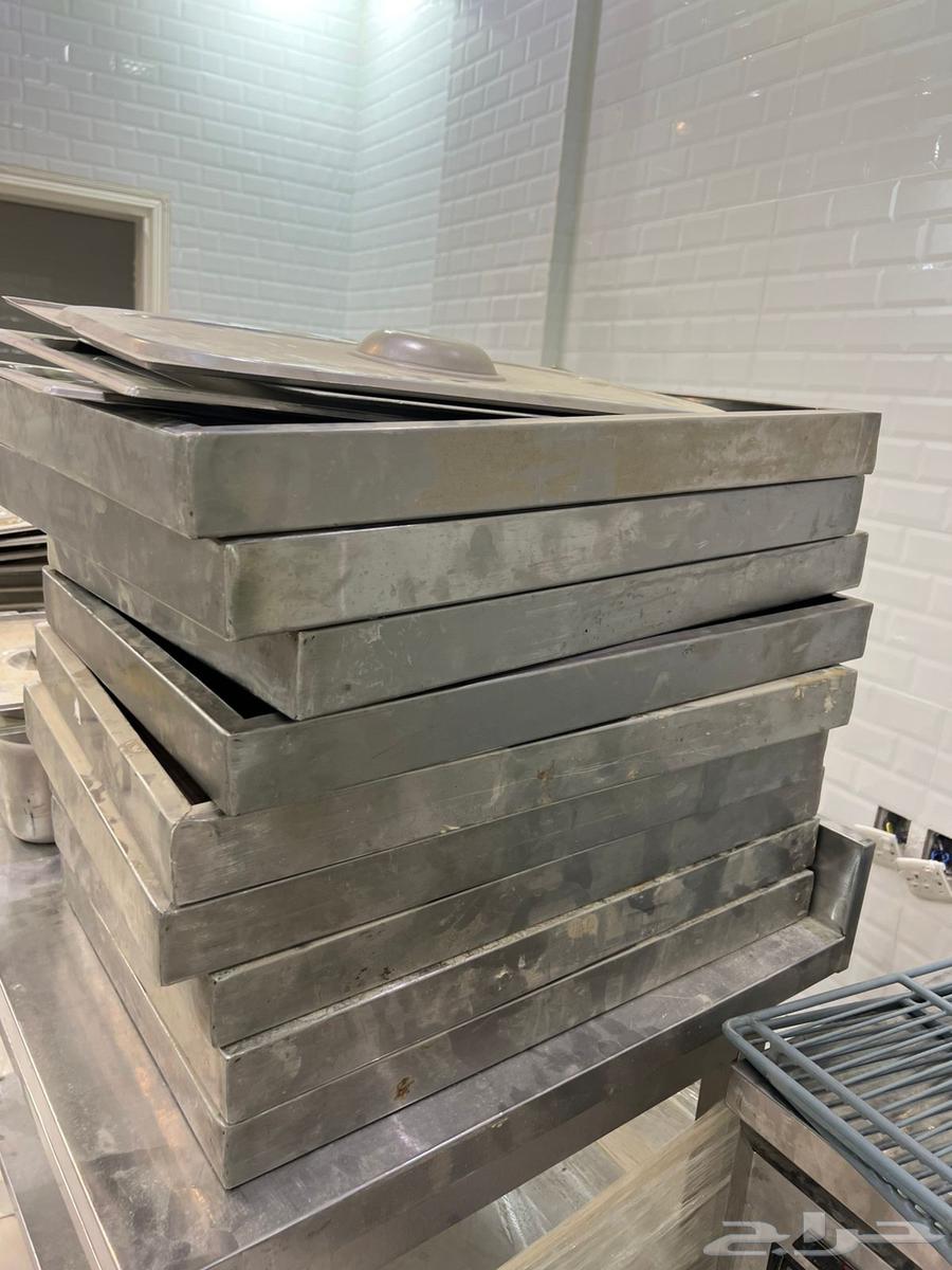 There is clean restaurant equipment used for only three months64477935753217112