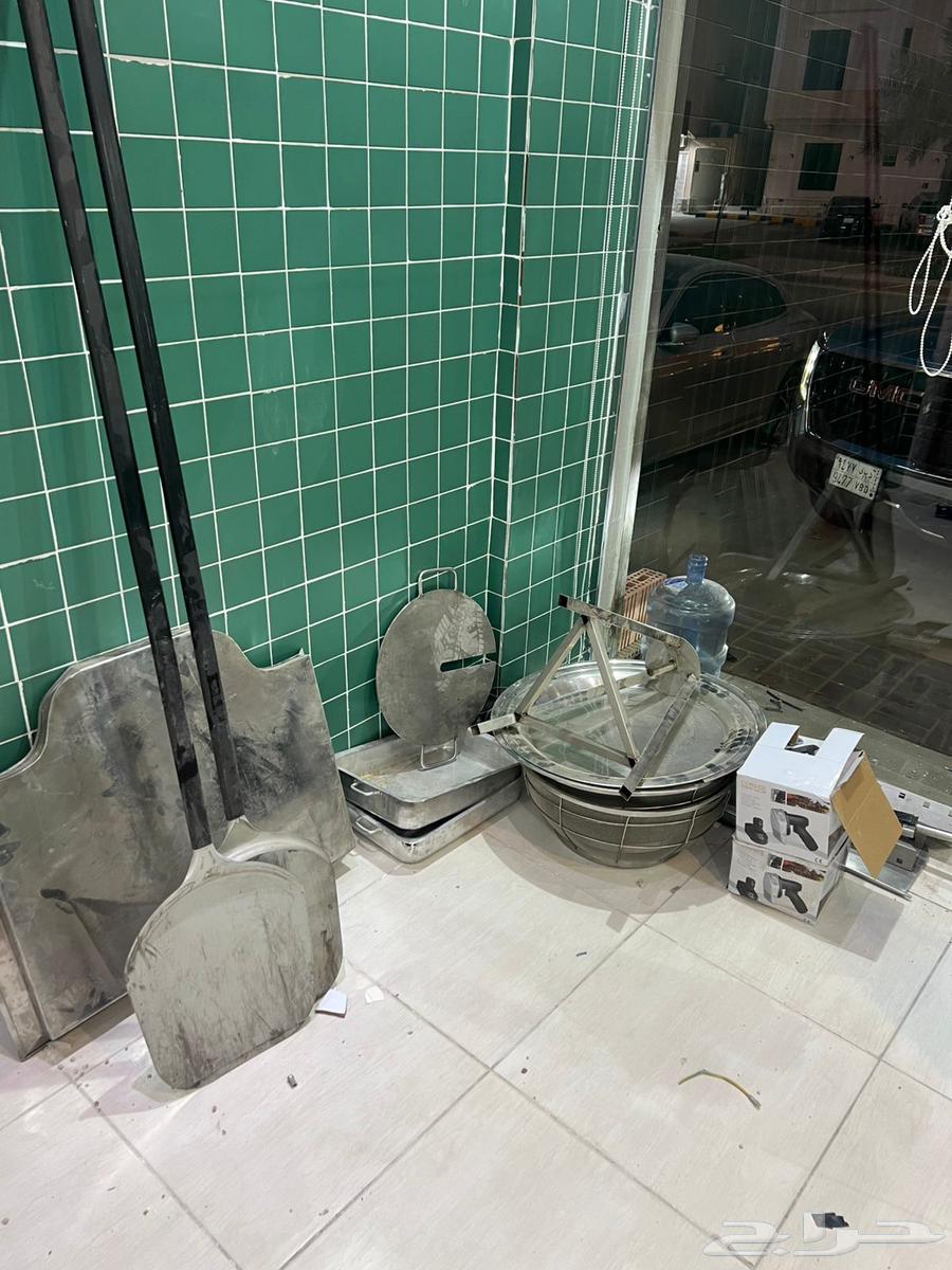 There is clean restaurant equipment used for only three months64477935753217110