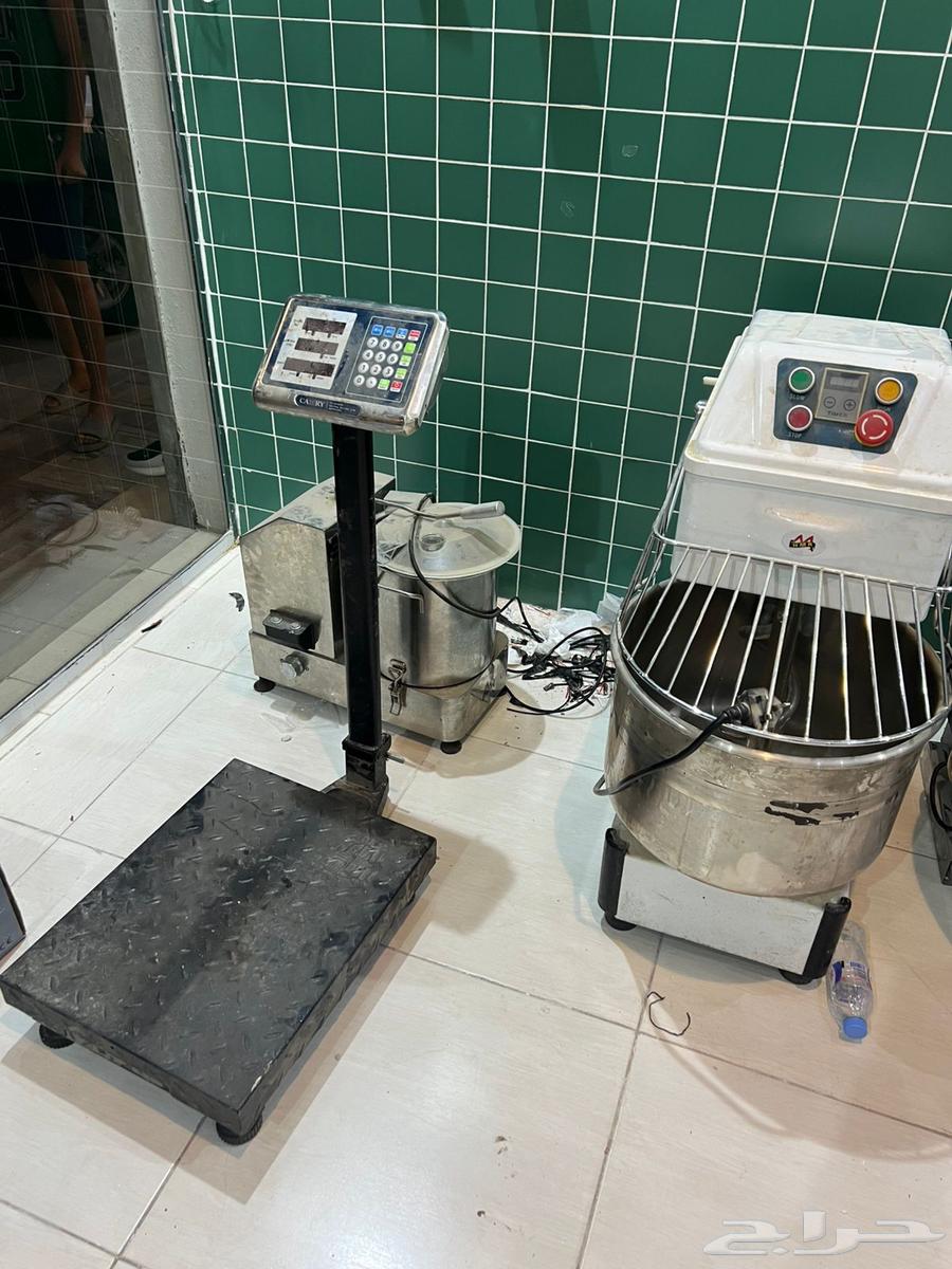 There is clean restaurant equipment used for only three months64477935753217113