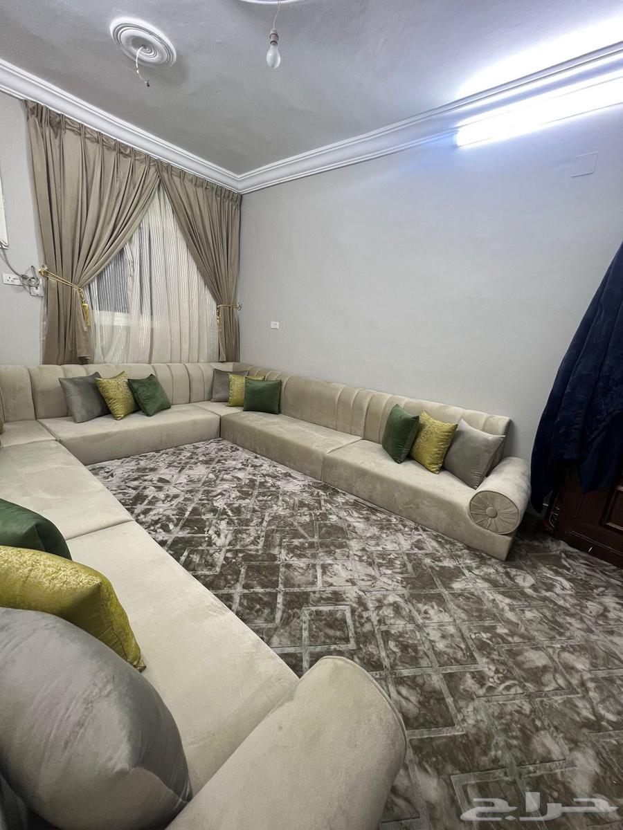 كنب ارضي استعمال نظيف مع طاولات ارضيه رخام خمسه قطع.64473838194178110