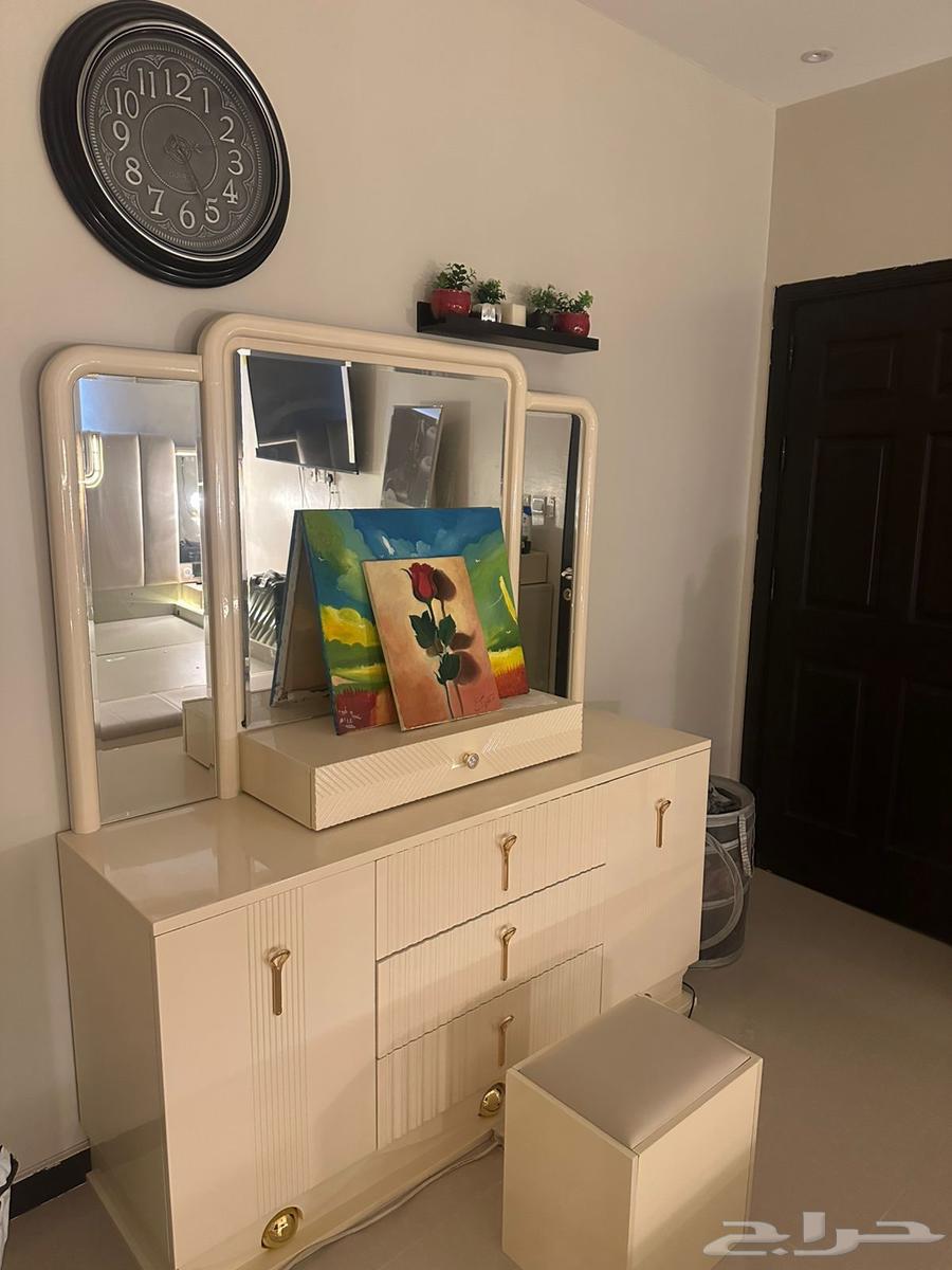 A new bedroom set that has not been used..64474028053762111