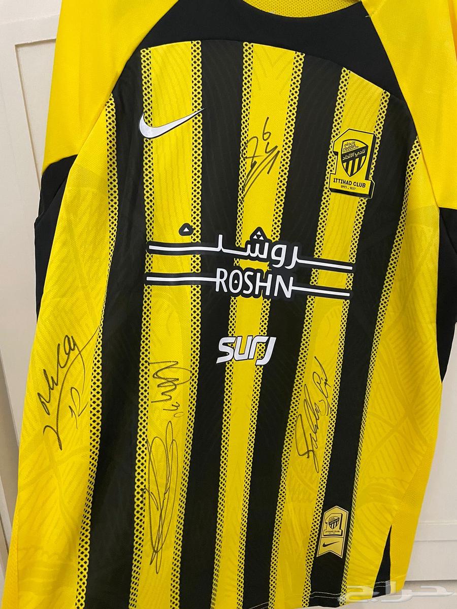 تيشيرت نادي الاتحاد موقع من عدة لاعبين64473443571203110