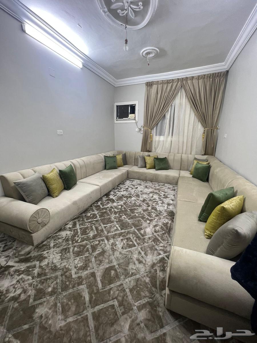 كنب ارضي استعمال نظيف مع طاولات ارضيه رخام خمسه قطع.64473838194178111