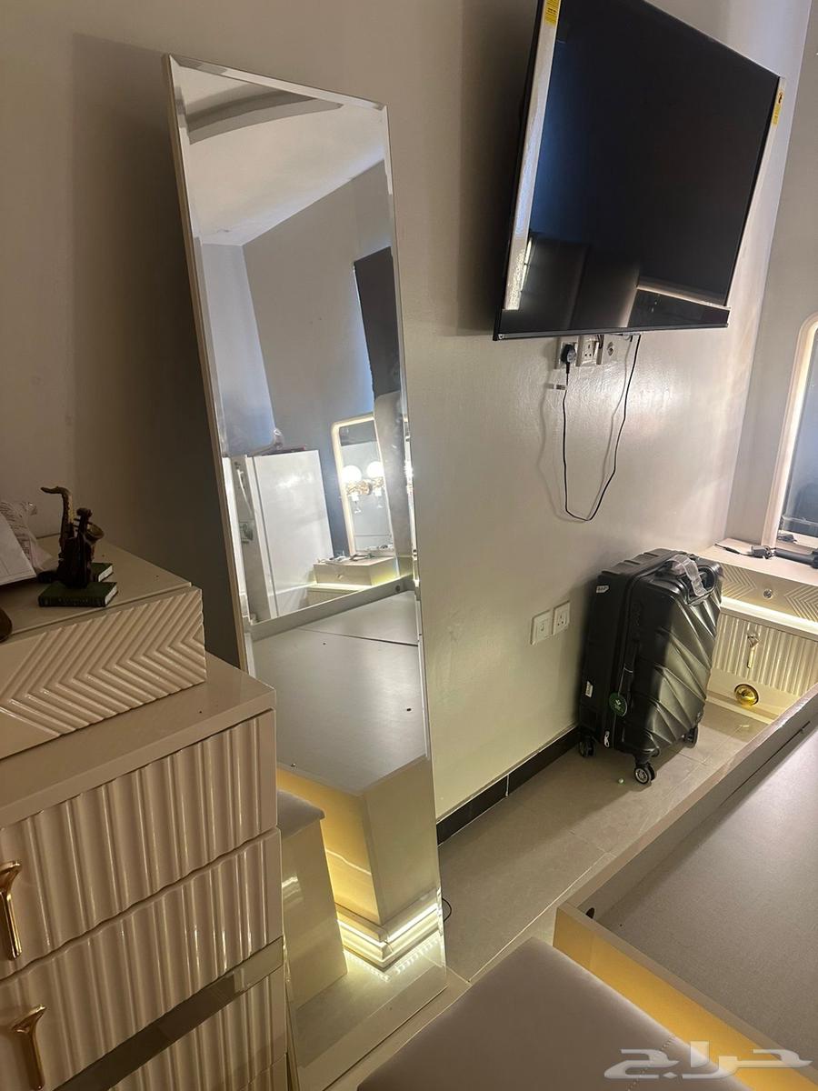 A new bedroom set that has not been used..64474028053762112