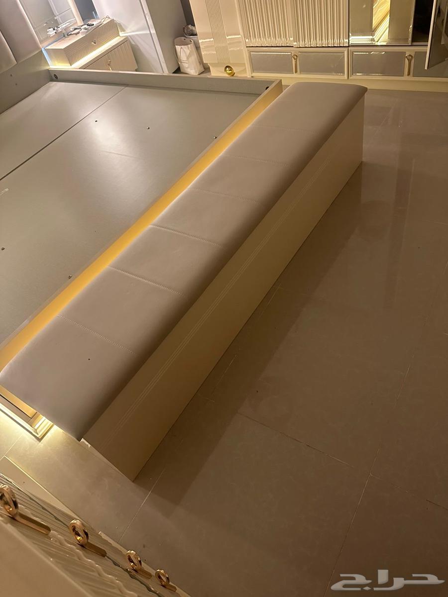 A new bedroom set that has not been used..64474028053762113