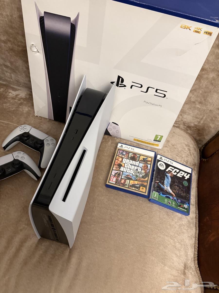 PlayStation 5 with two controllers and FIFA game disc and Grand Theft Auto disc (( Like New )) SD64474790601089112