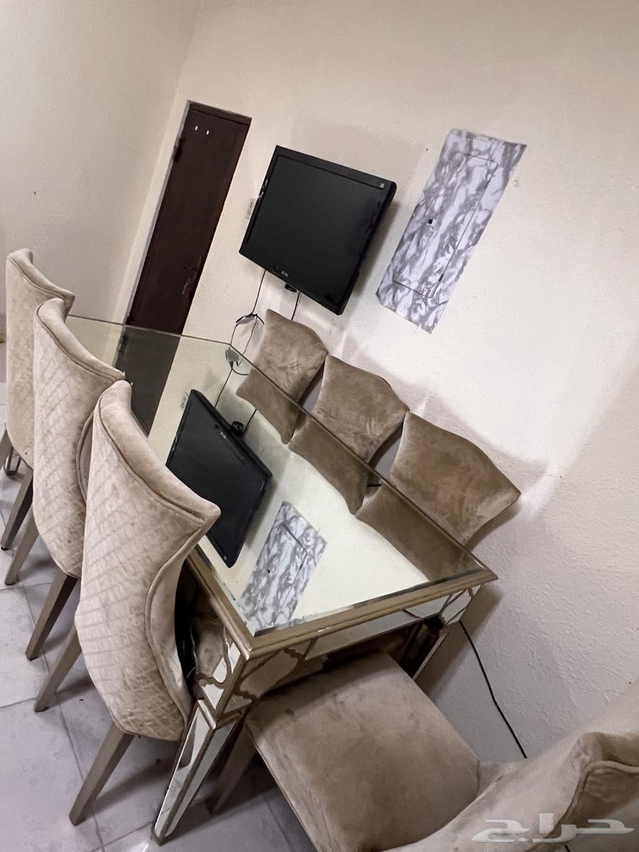 Selling a dining table and 7 chairs, 2 meters in length, in excellent condition64477838739330110