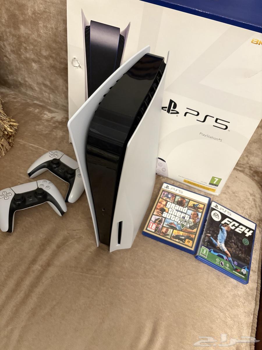 PlayStation 5 with two controllers and FIFA game disc and Grand Theft Auto disc (( Like New )) SD64474790601089111