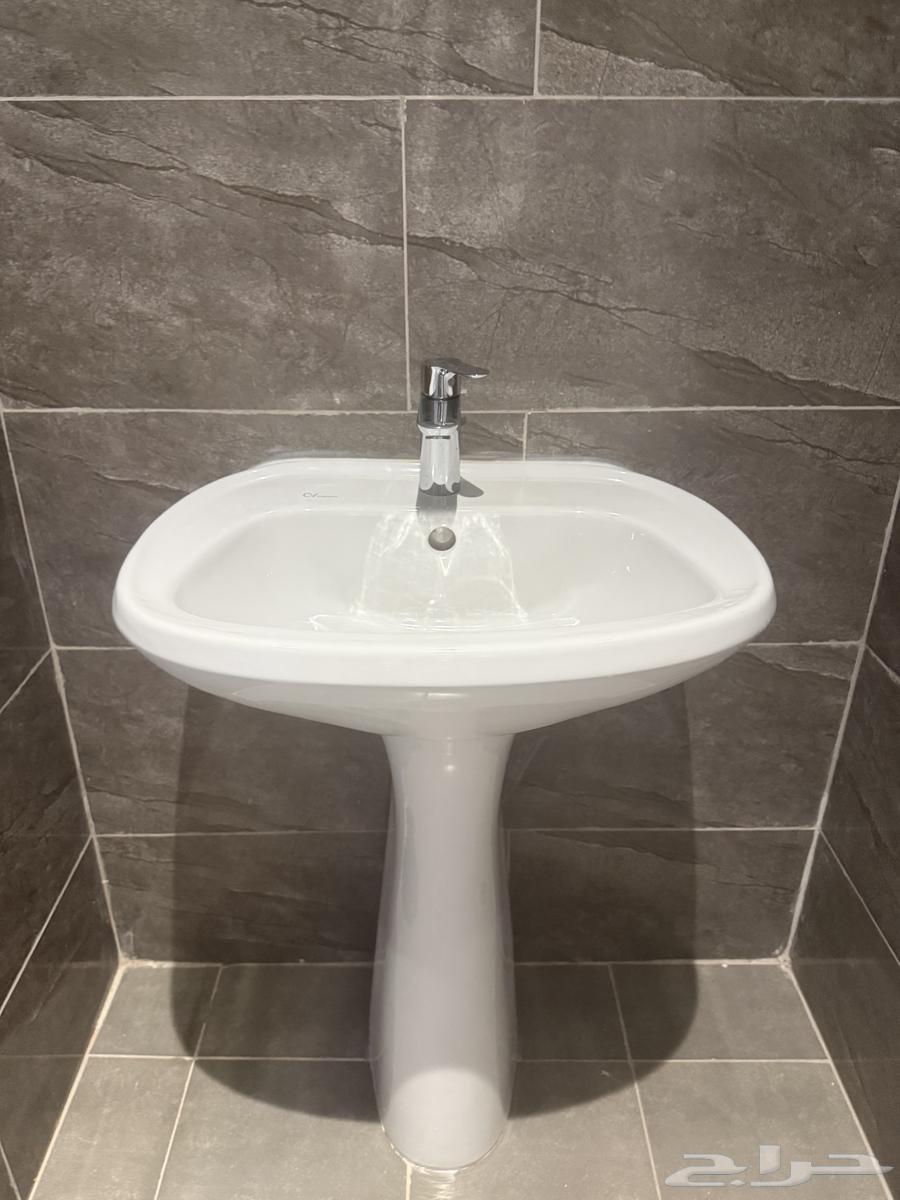 Three washbasins with Grohe mixers, price of the washbasin 70 and the mixer 4064476656976515114