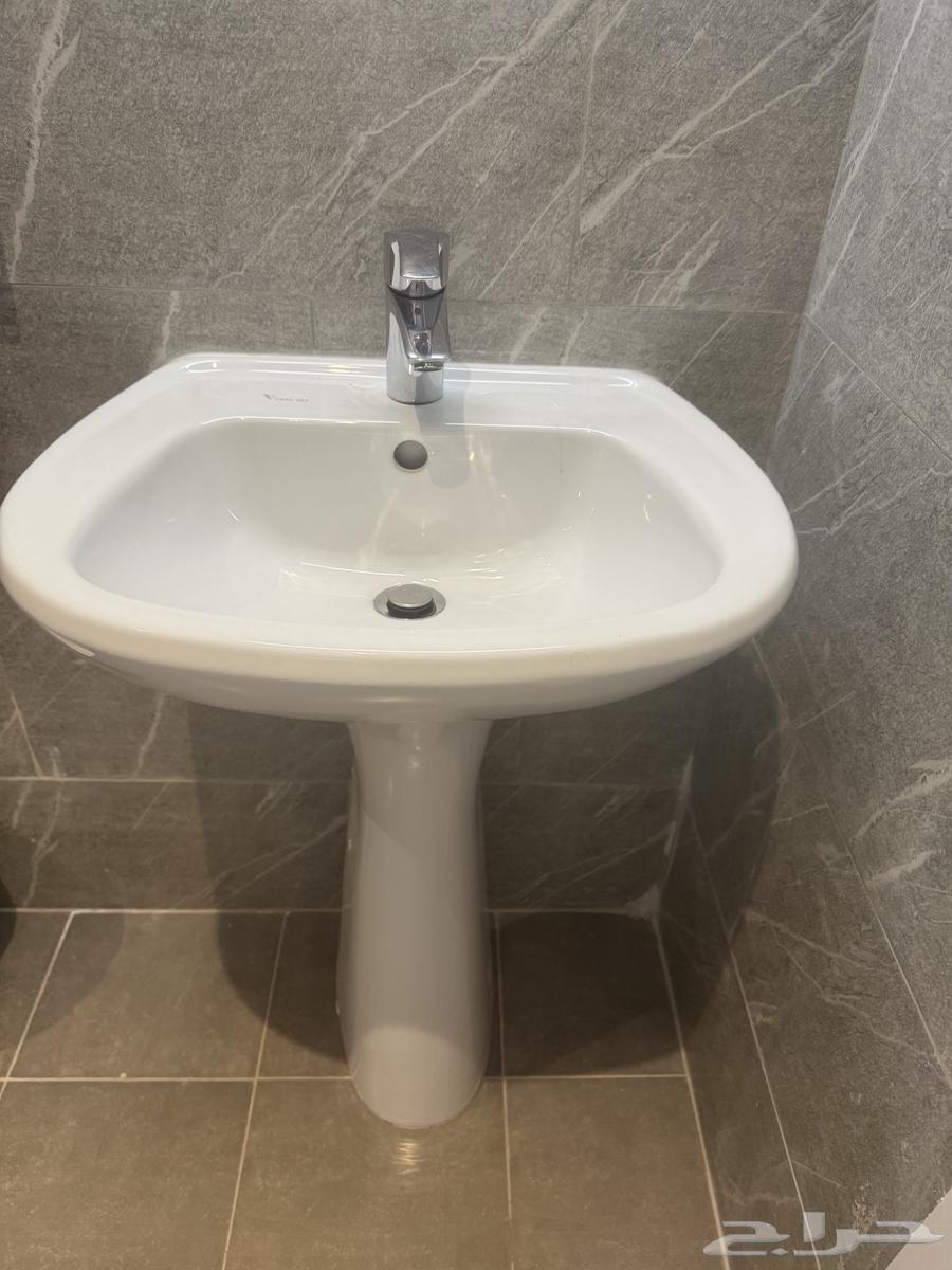 Three washbasins with Grohe mixers, price of the washbasin 70 and the mixer 4064476656976515113