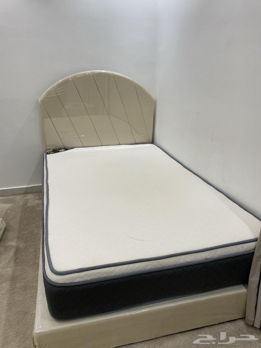 Single and a half bed and mattress64475820001795110