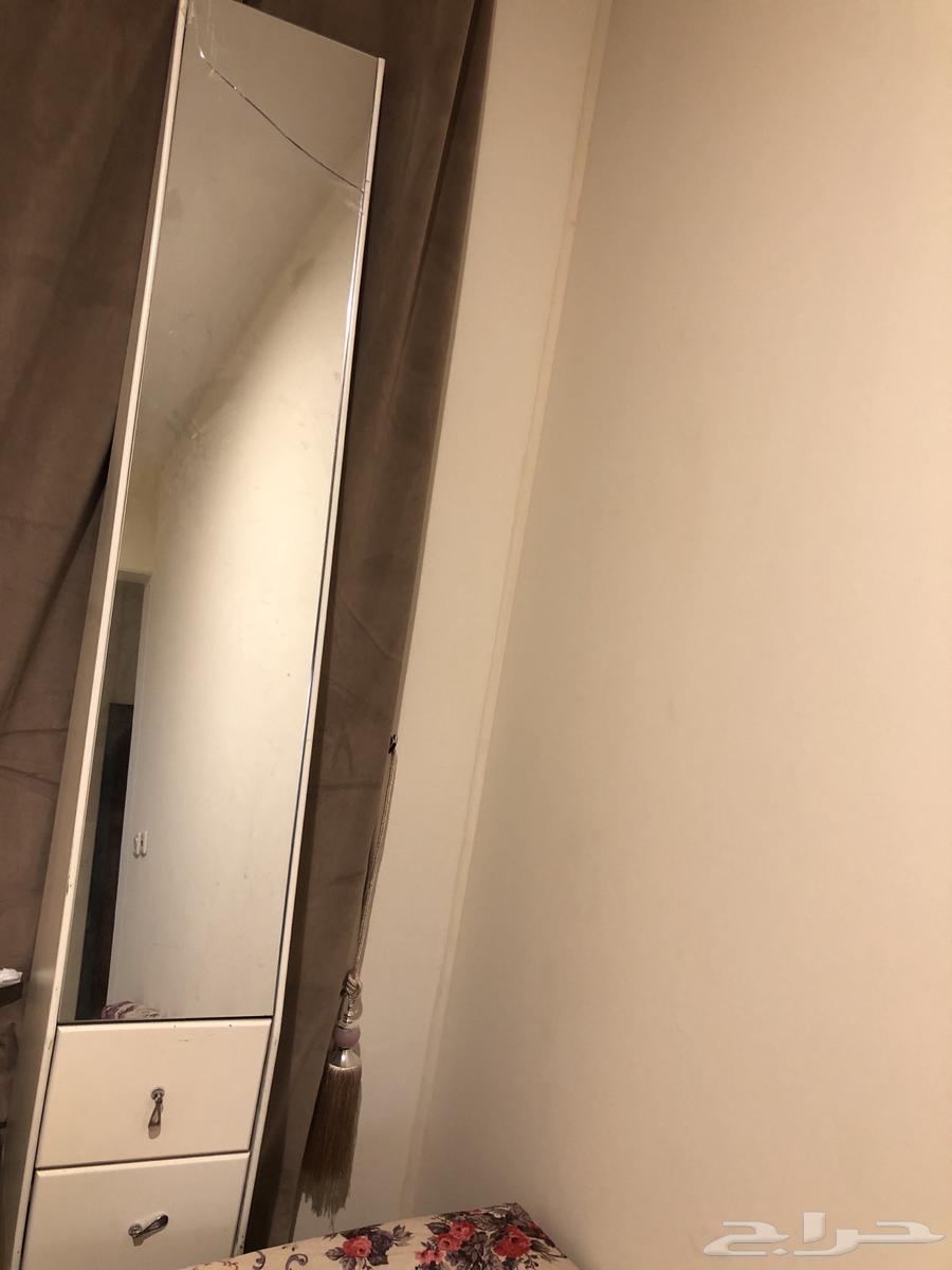 Four-piece floor sofa with center table and mirrors64473838134147112