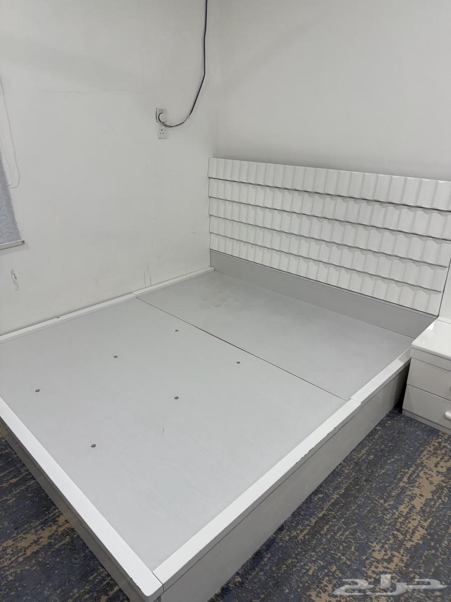 اثاث مستعمل ( سرير و طاولتين )64475543505793110