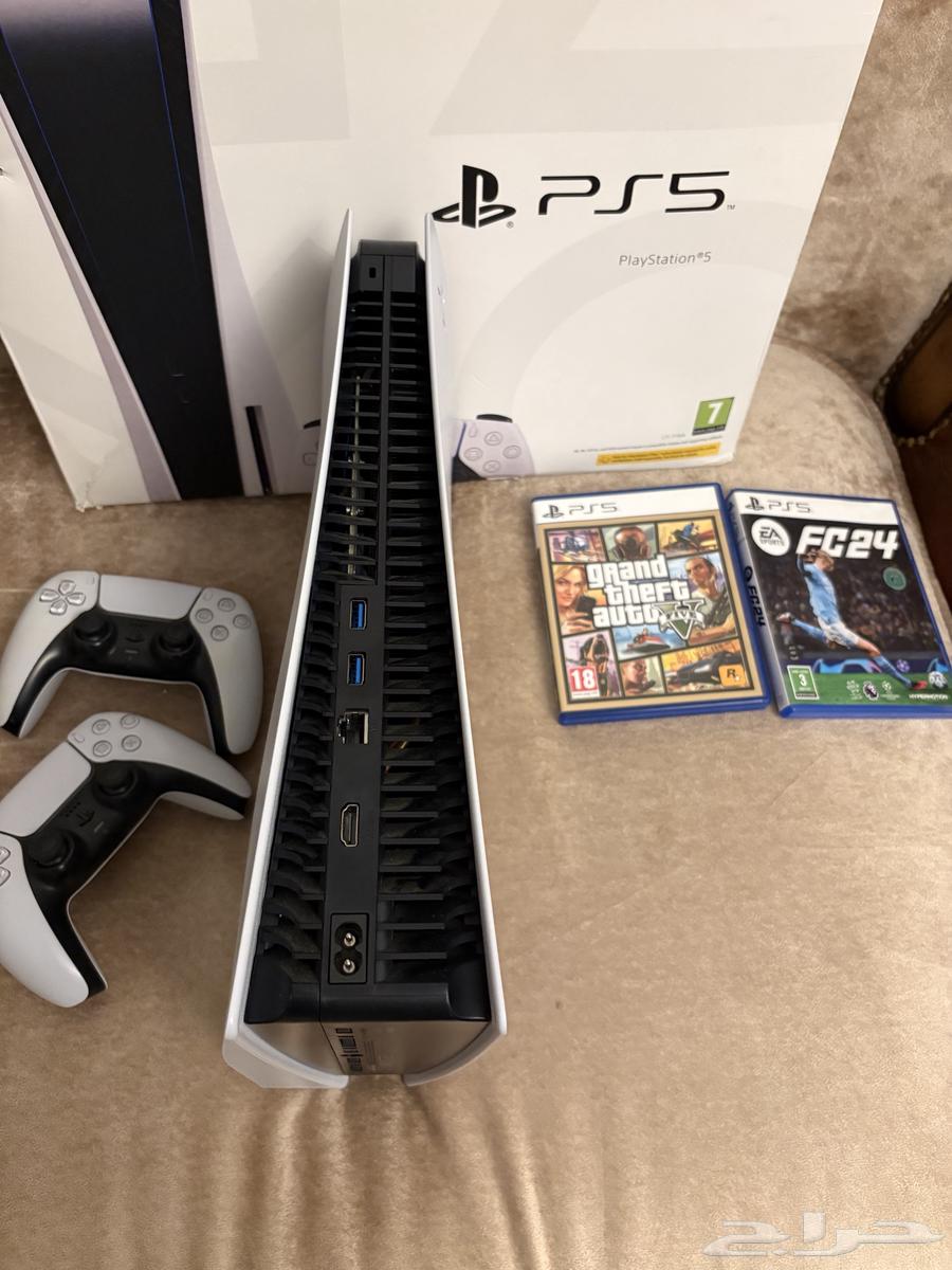 PlayStation 5 with two controllers and FIFA game disc and Grand Theft Auto disc (( Like New )) SD64474790601089113