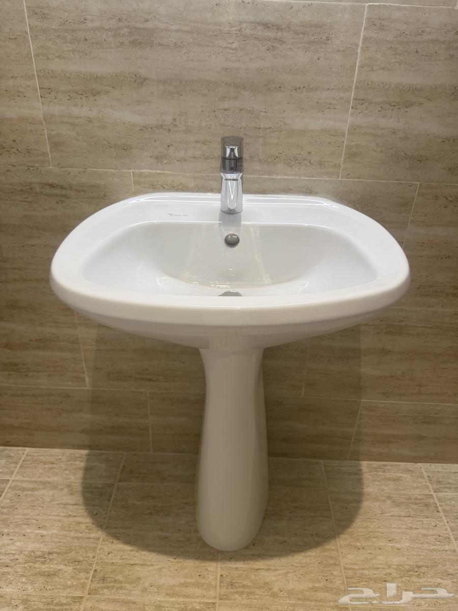 Three washbasins with Grohe mixers, price of the washbasin 70 and the mixer 4064476656976515111