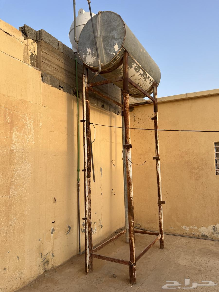 Iron tank with base64477908091905110