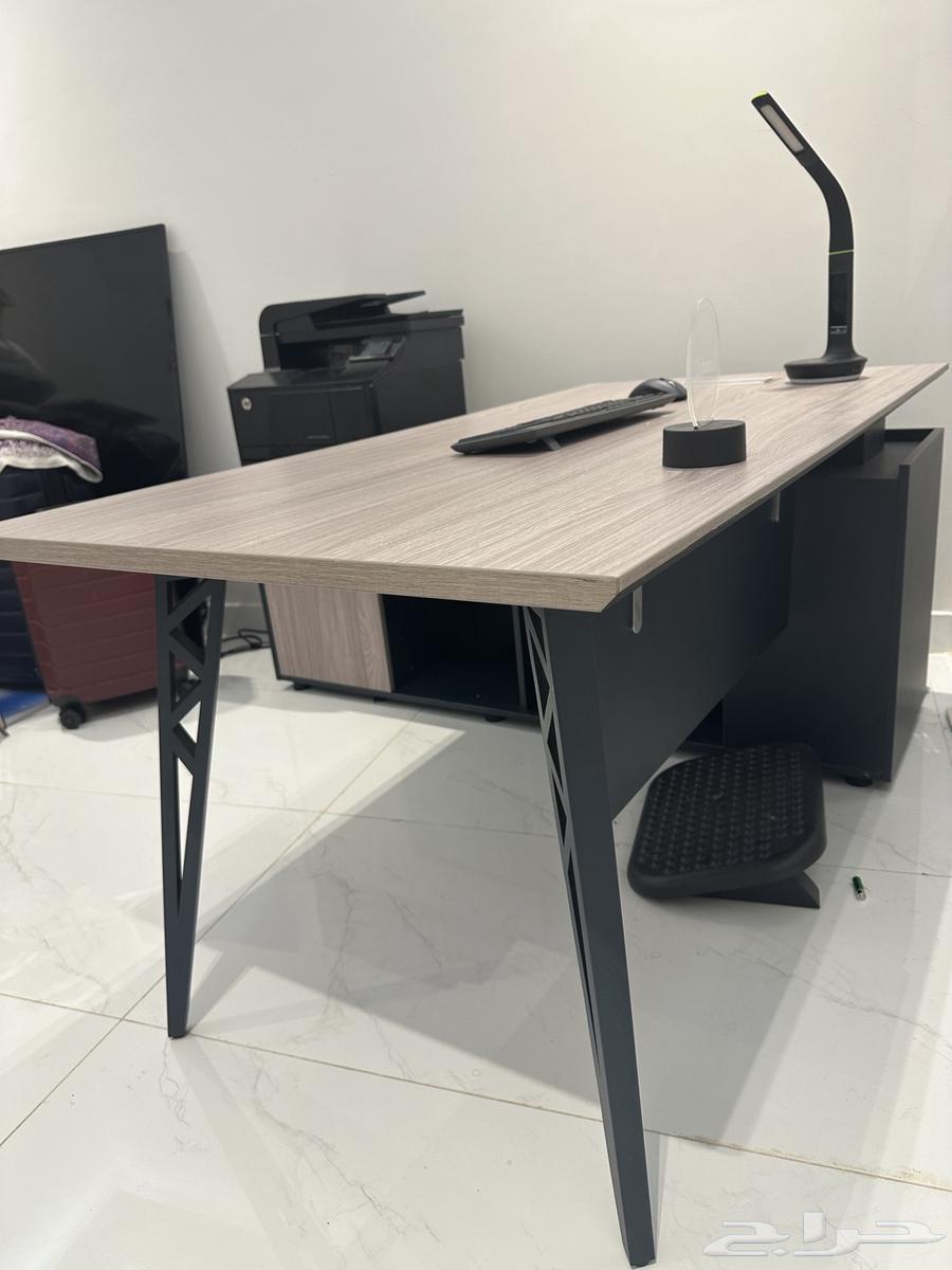 مكتب شبه جديد للبيع64405069739778114