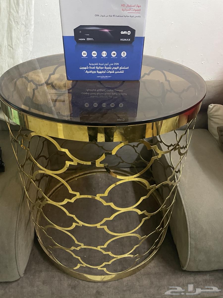 طاوله معه تلفيزون.HUMAX64472768463107113