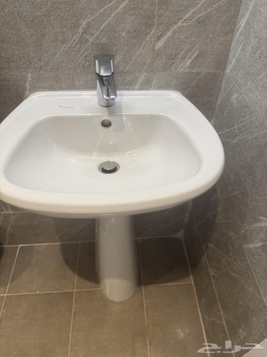 Three washbasins with Grohe mixers, price of the washbasin 70 and the mixer 4064476656976515110